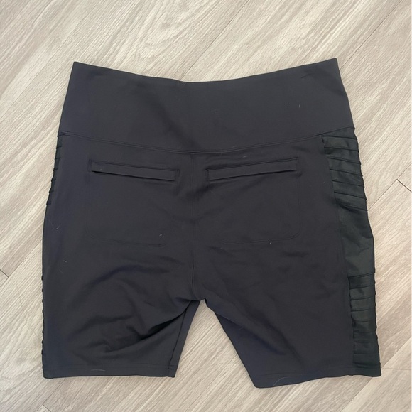 Athleta Delancey gleam moto biker shorts with faux leather on sides in black - Picture 6 of 6